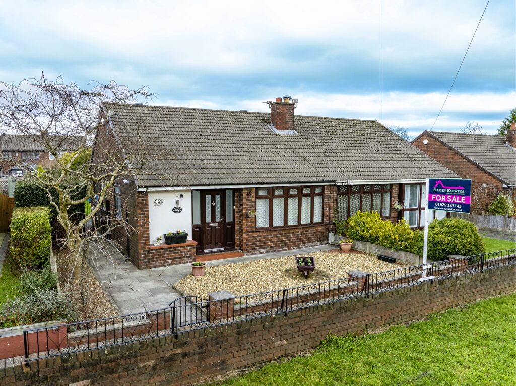 3 bed bungalow for sale in leigh