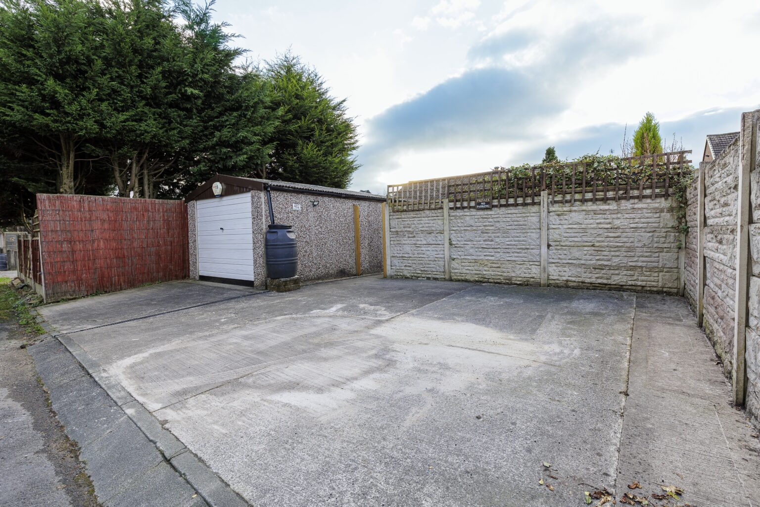 3 bed bungalow for sale in leigh