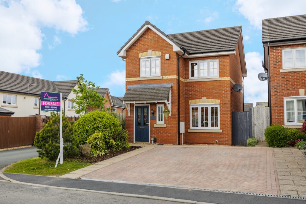 Spacious 3 Bedroom Detached Home For Sale in Newton-le-willows (WA12)