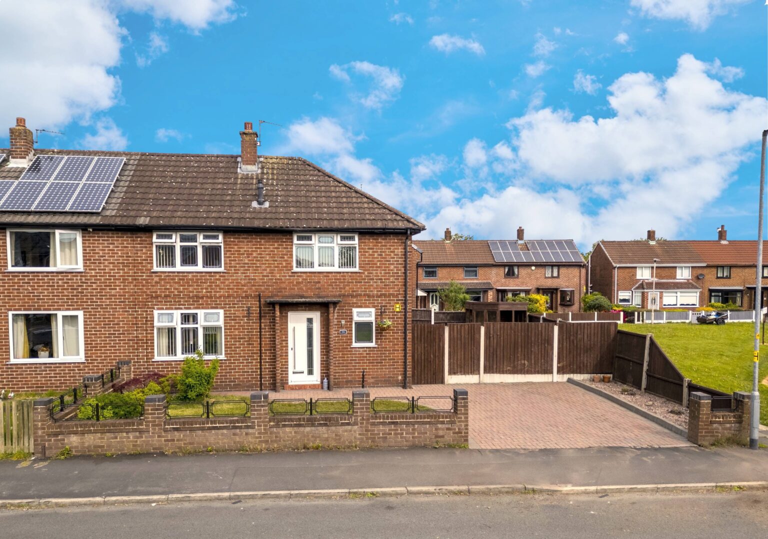 Spacious and Well-Maintained 3 Bedroom End Terraced Home For Sale in Golborne (WA3)