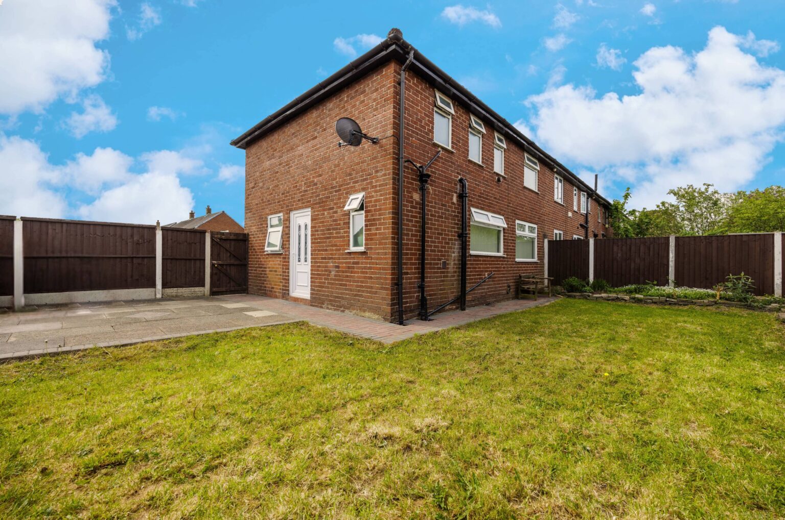 Spacious and Well-Maintained 3 Bedroom End Terraced Home For Sale in Golborne (WA3)