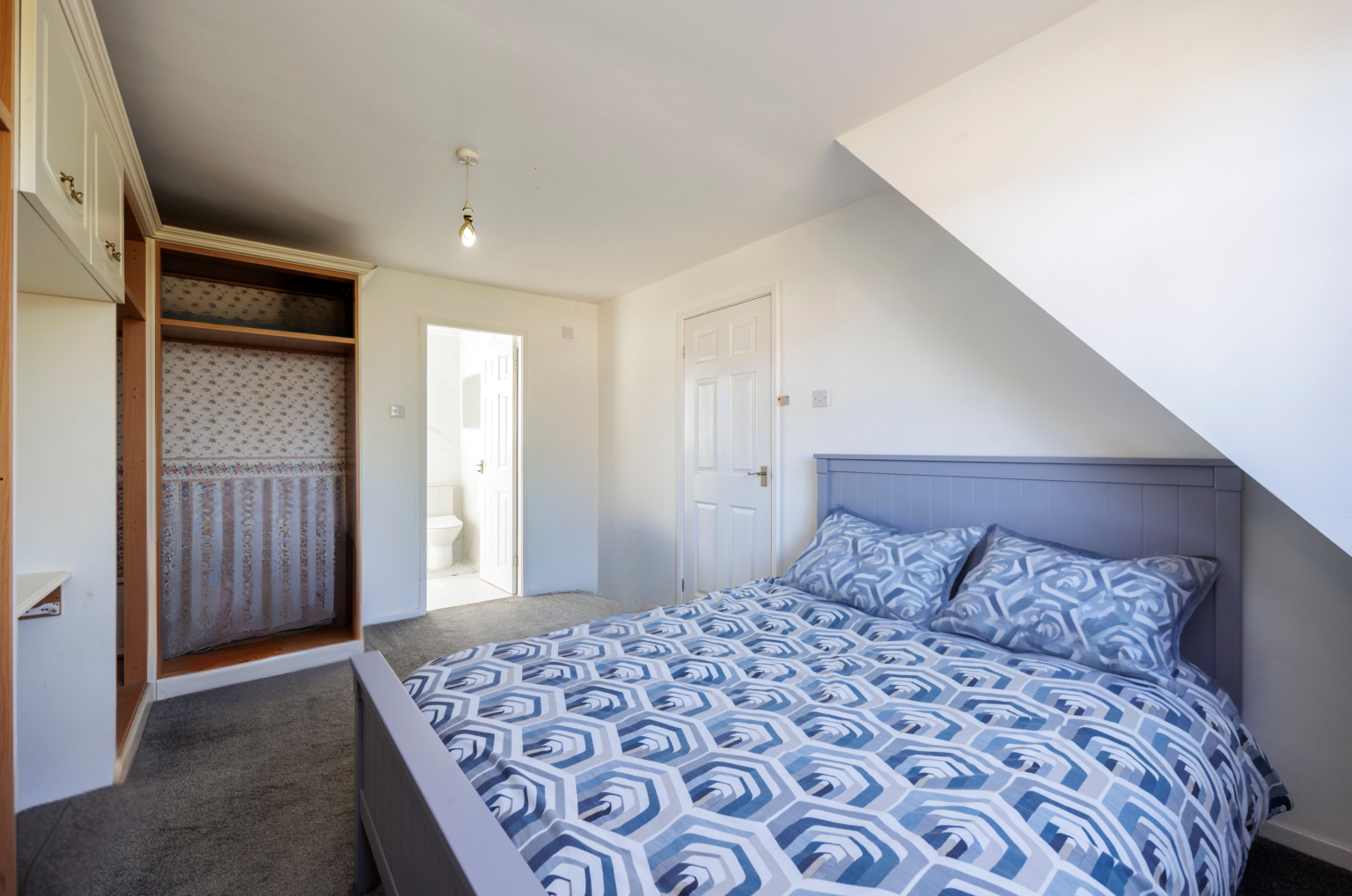 pacious 5 Bedroom Detached Home with Self-Contained Extension For Sale in Lowton (WA3)