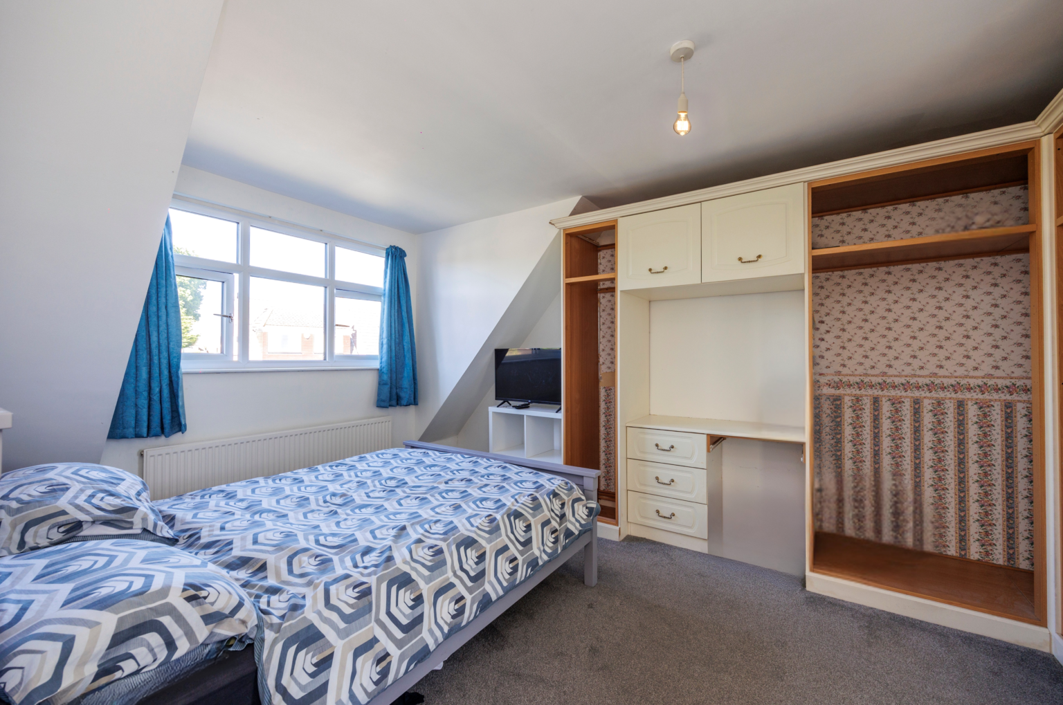 pacious 5 Bedroom Detached Home with Self-Contained Extension For Sale in Lowton (WA3)