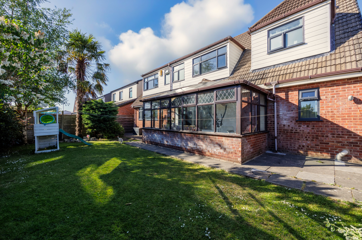 pacious 5 Bedroom Detached Home with Self-Contained Extension For Sale in Lowton (WA3)
