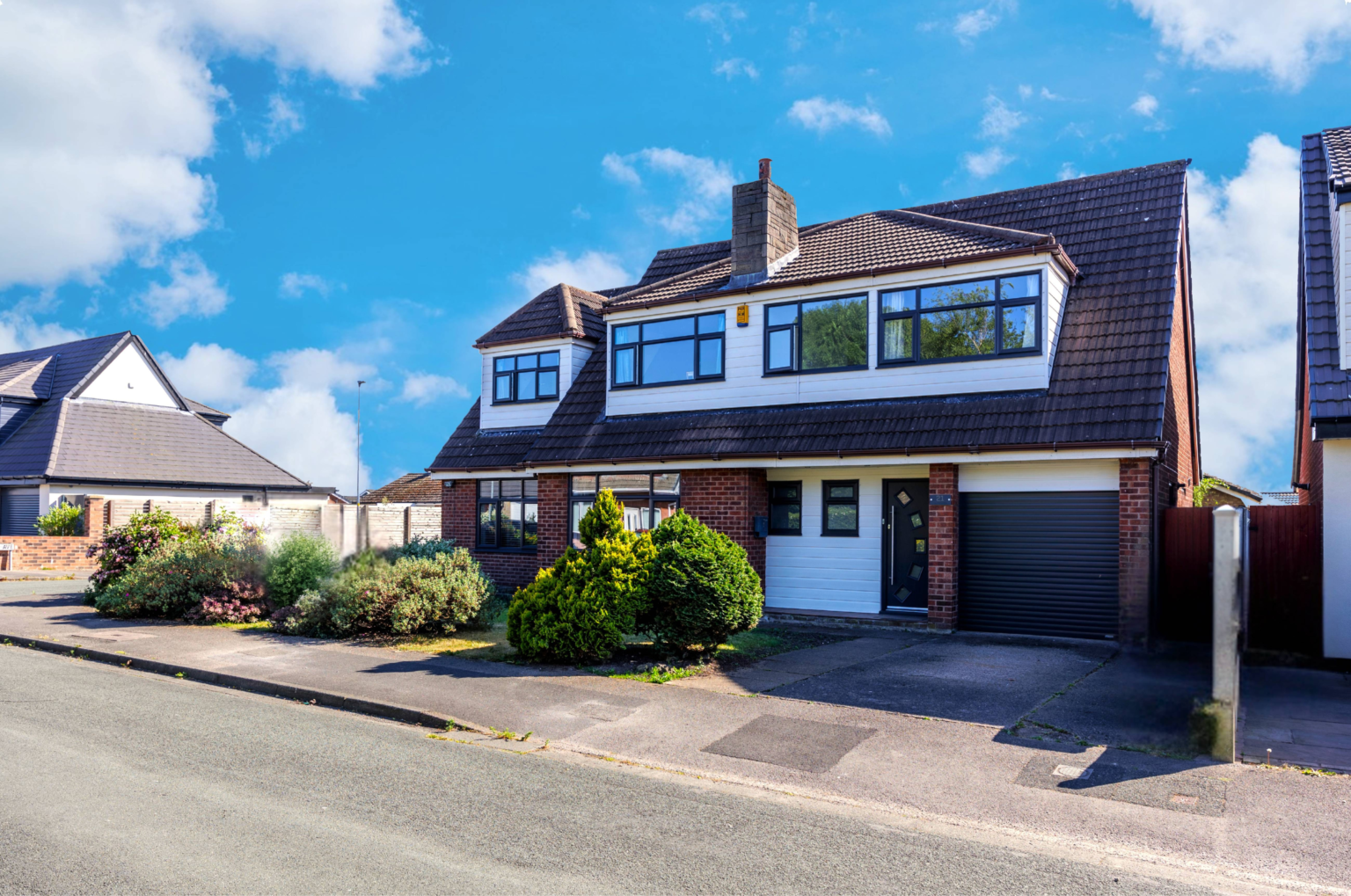 pacious 5 Bedroom Detached Home with Self-Contained Extension For Sale in Lowton (WA3)