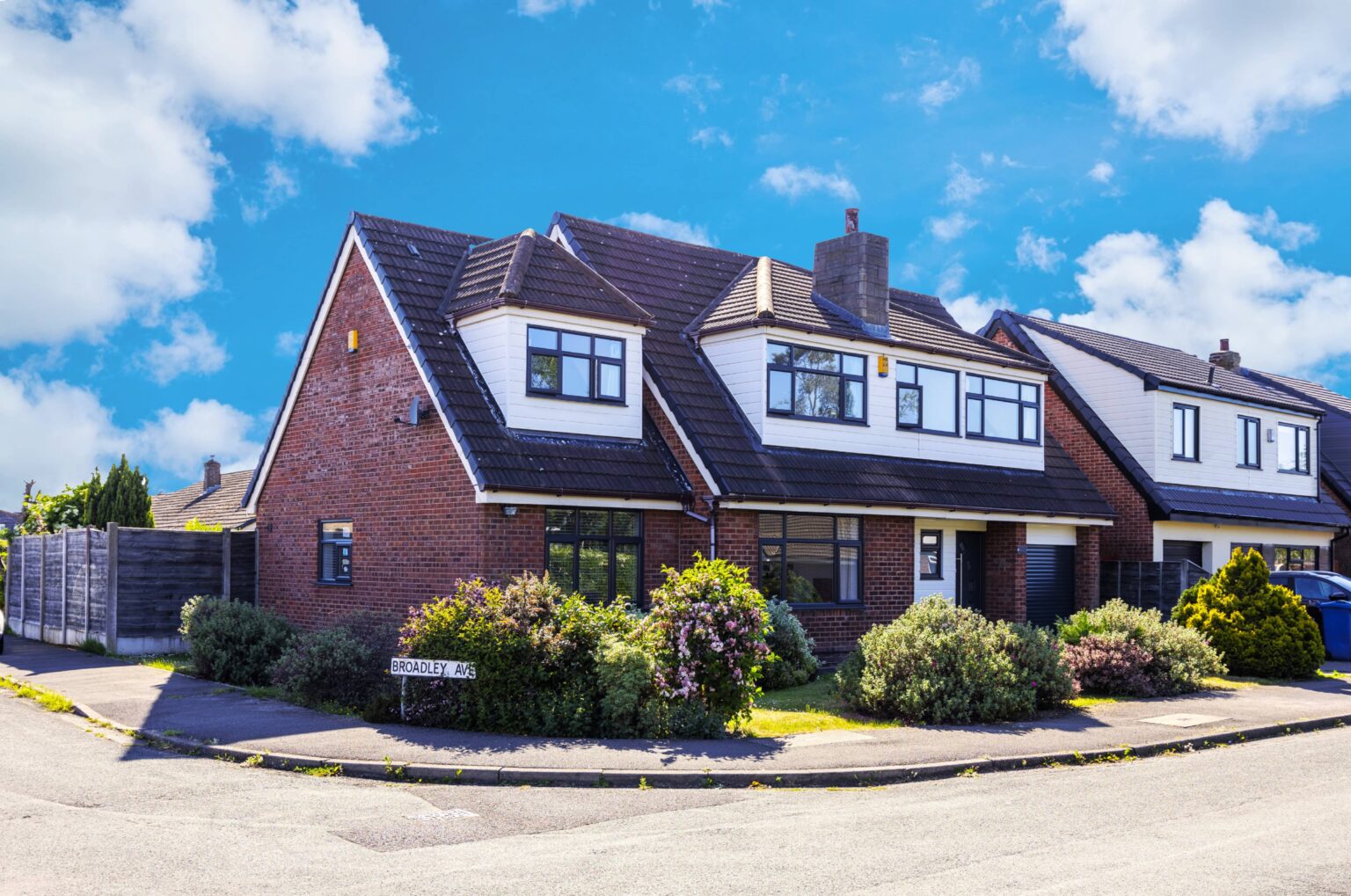 pacious 5 Bedroom Detached Home with Self-Contained Extension For Sale in Lowton (WA3)