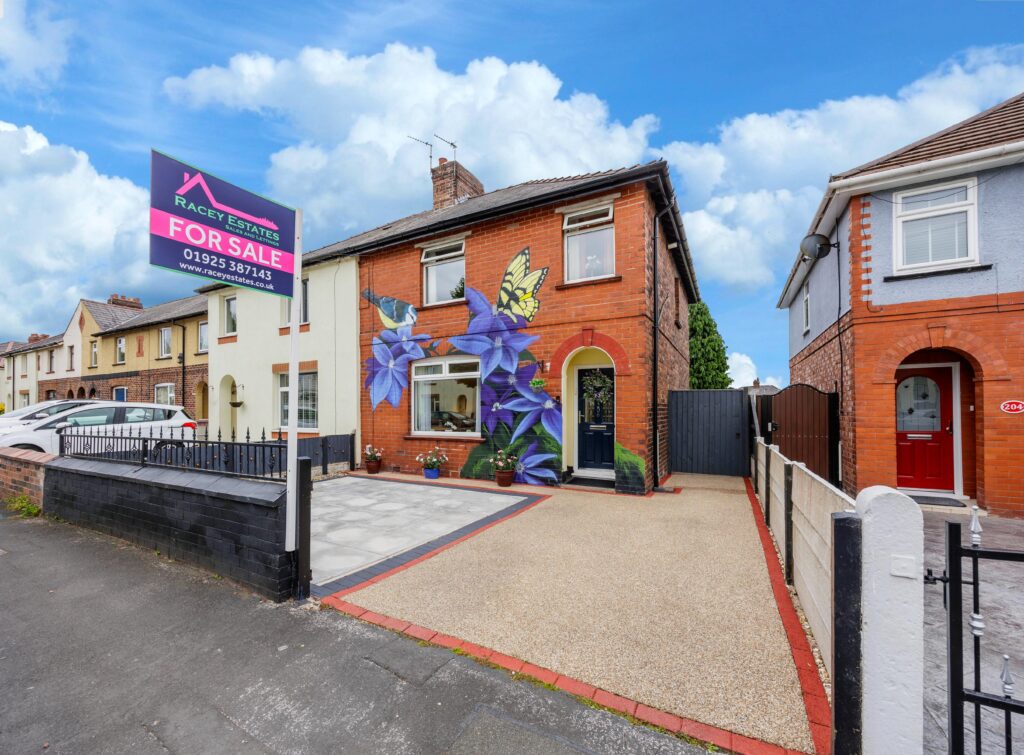 Spacious 3 Bedroom Semi-Detached Home For Sale in Newton-le-willows (WA12)