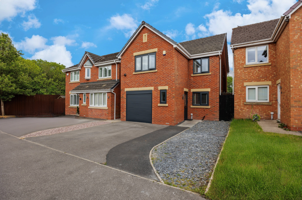 Beautifully Presented 4 Bedroom Detached Family Home For Sale in Lowton (WA3)