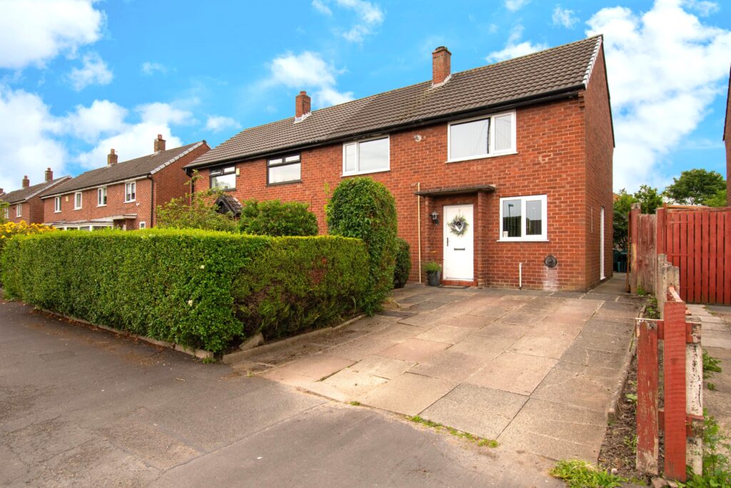 Beautiful and Generously Sized 3 Bedroom Semi-Detached House For Sale in Golborne (WA3)