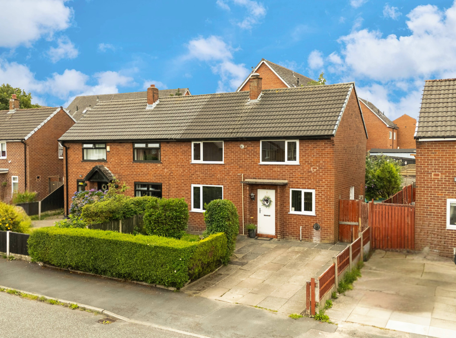 Beautiful and Generously Sized 3 Bedroom Semi-Detached House For Sale in Golborne (WA3)