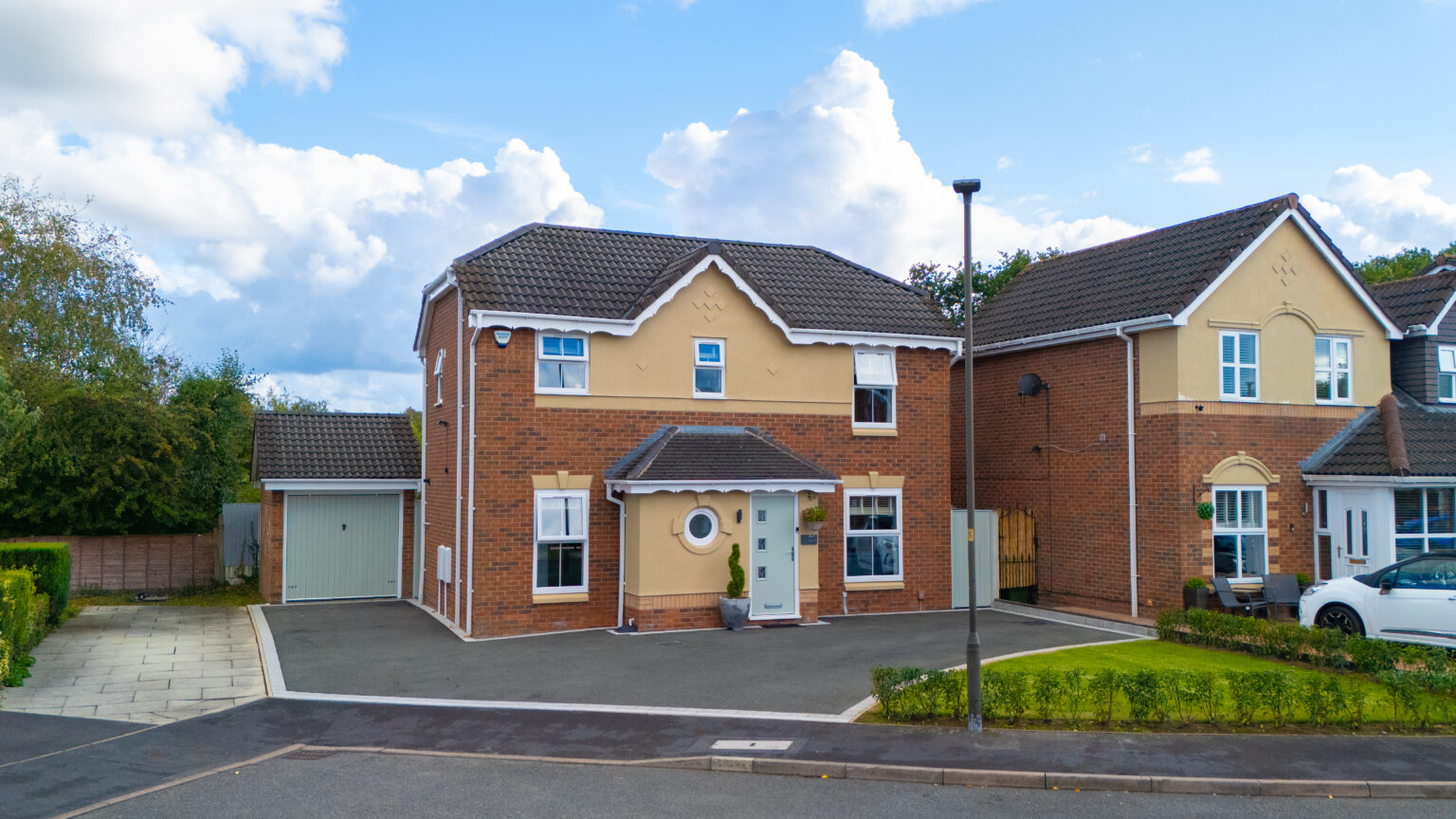 Beautifully Refurbished 4 Bedroom Detached Family Home For Sale in Lowton (WA3)