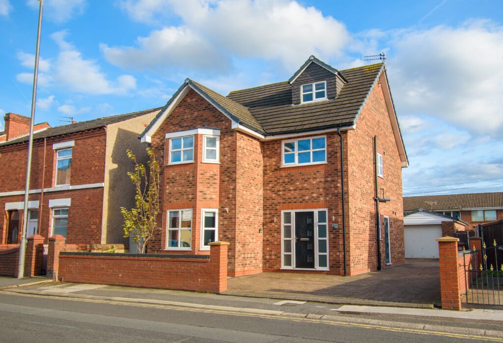 Modern 4/5 Bedroom Detached House For Sale in Haydock (WA11)