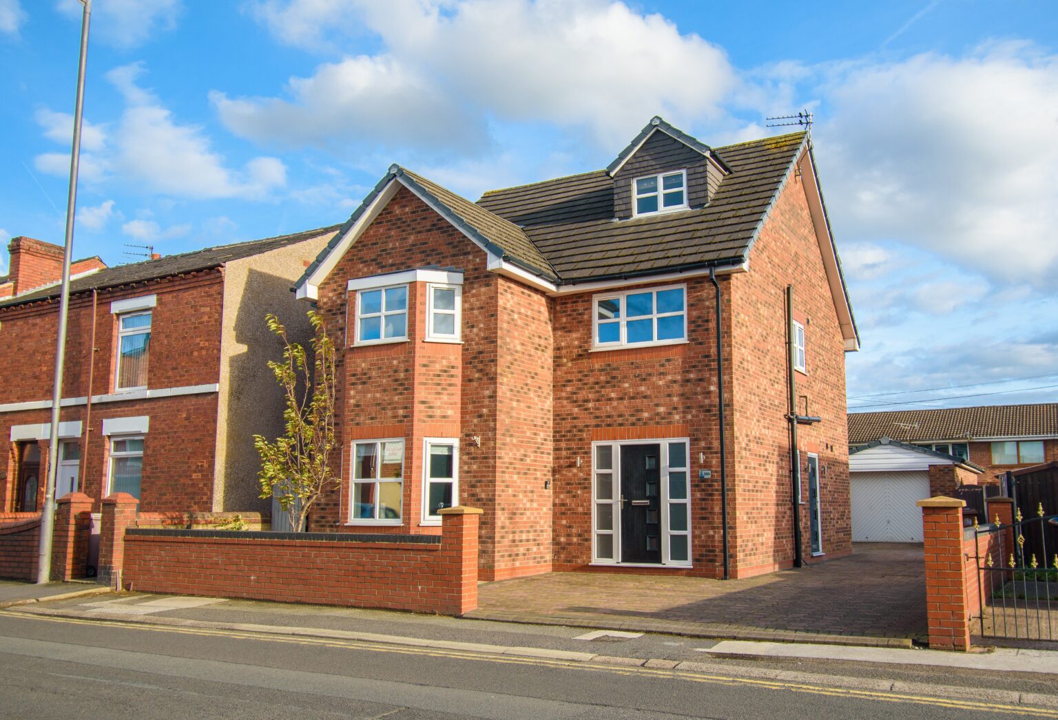 Modern 4/5 Bedroom Detached House For Sale in Haydock (WA11)