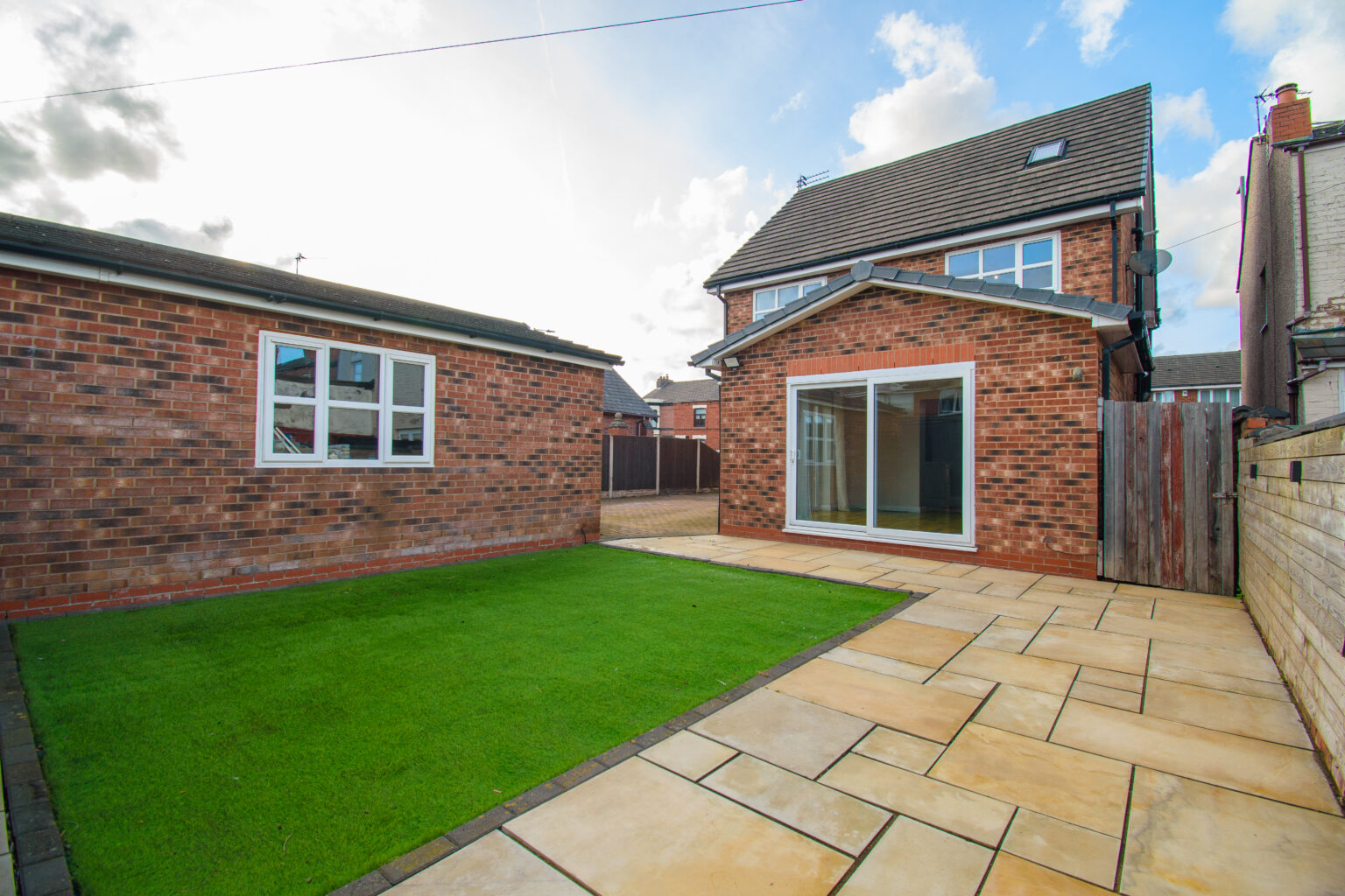 Modern 4/5 Bedroom Detached House For Sale in Haydock (WA11)
