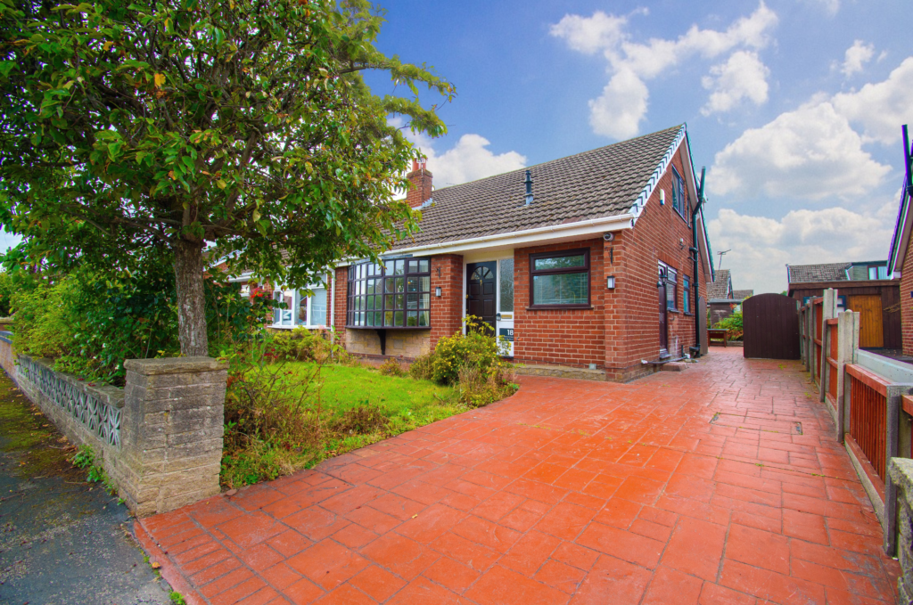 Stunning 4 Bedroom Semi-Setached Dormer Bungalow For Sale in Lowton (WA3)