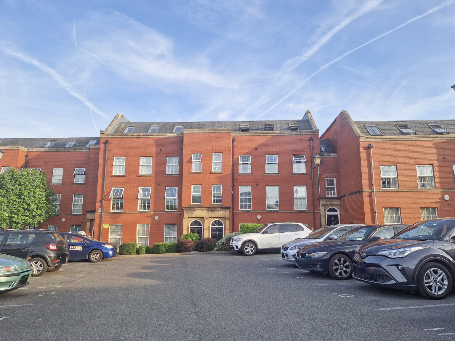 Luxury, Fully Renovated & Furnished 2 bedroom apartment To Let in Warrington town centre (WA1)
