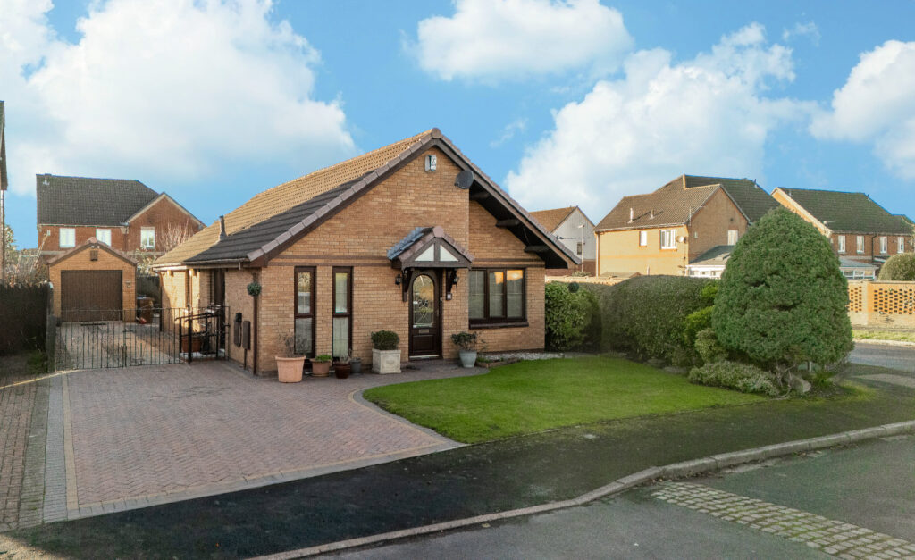 Beautifully Maintained 3 Bedroom Detached Bungalow For Sale in Lowton (WA3)