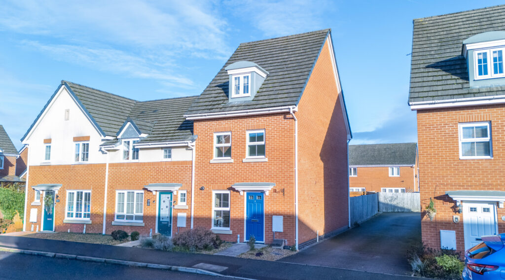 Three-Bedroom Town House For Sale in Great Sankey, Warrington (WA5)