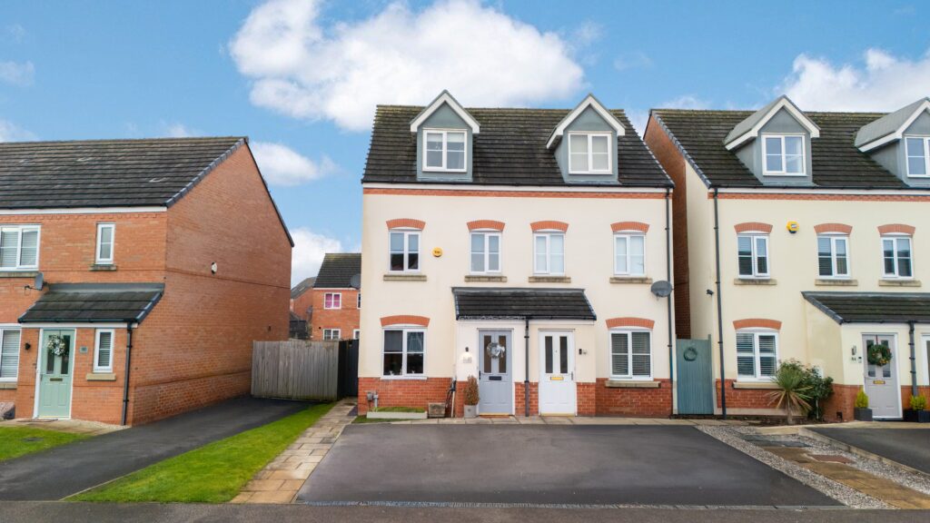 attractive 3 bedroom semi-detached town house for sale, located on Vulcan Park Way, Newton-le-Willows (WA12
