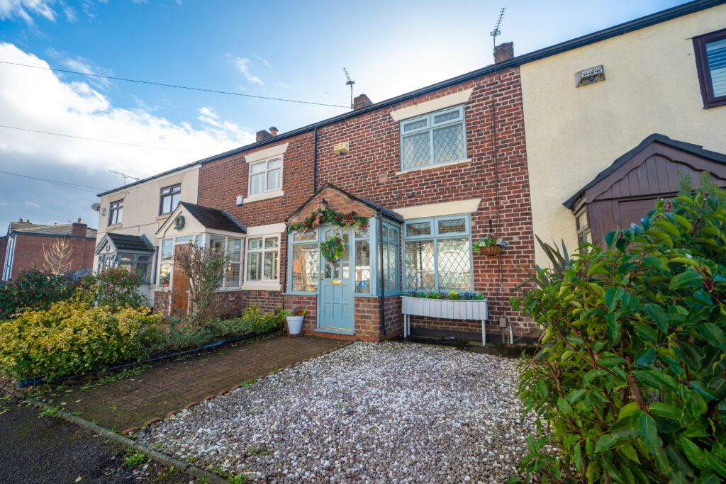 Charming 2 Bedroom Terraced Cottage For Sale in Lowton (WA3)