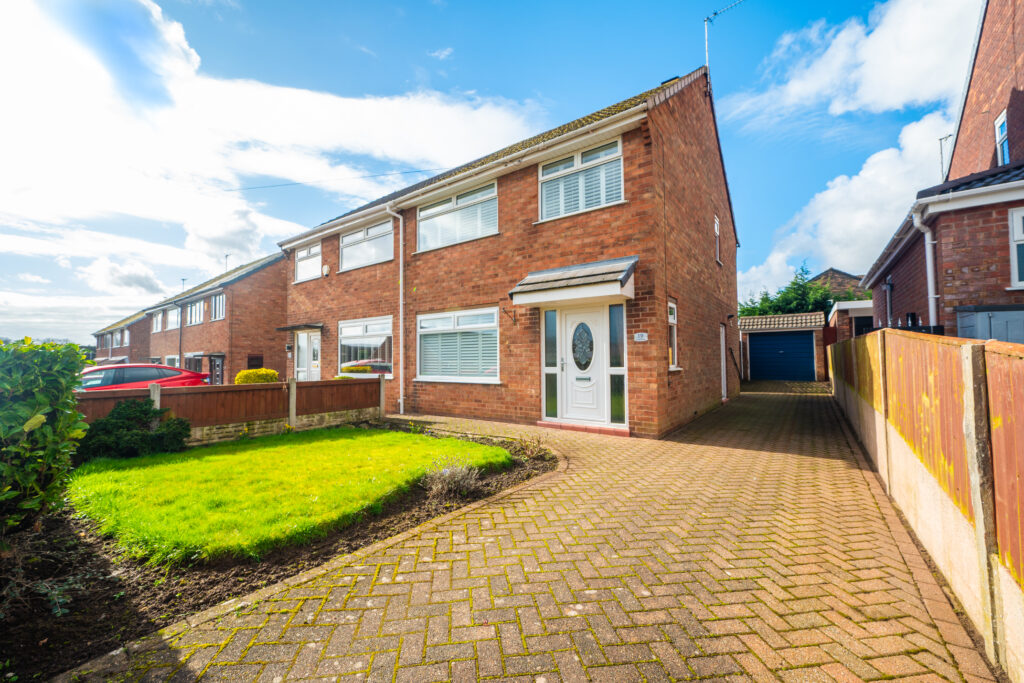 Beautifully Maintained 3 Bedroom Semi-Detached Home For Sale in Newton-Le-Willows (WA12)