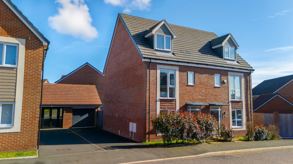 Spacious 4 Bedroom Three-Storey Semi-Detached Home For Sale in Newton-le-Willows (WA12)