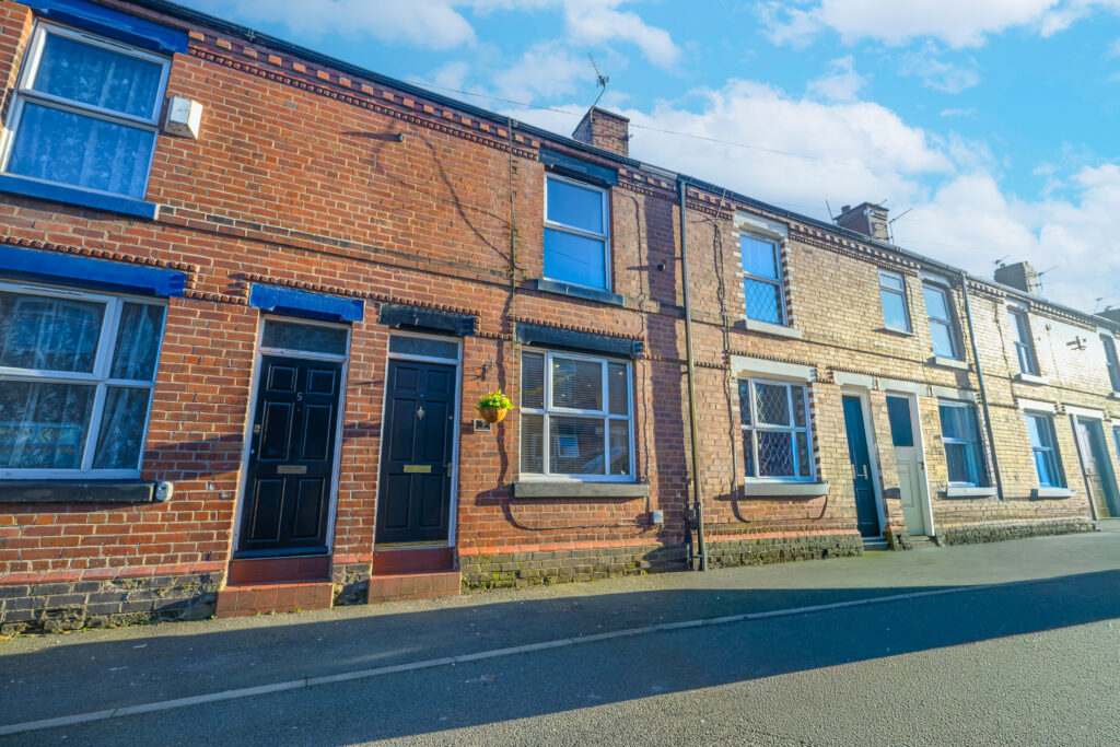 Stylish 2 Bedroom Property for Sale in Newton-le-Willows (WA12) by Racey Estates