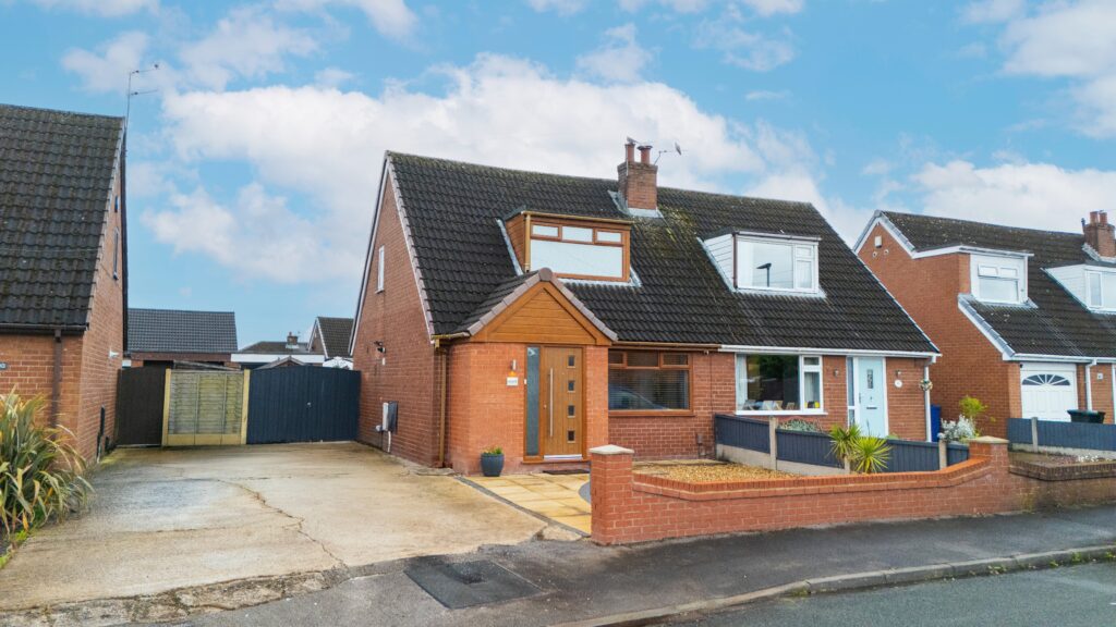 Immaculate 2 Bedroom Semi-Detached Property For Sale in Lowton (WA3)