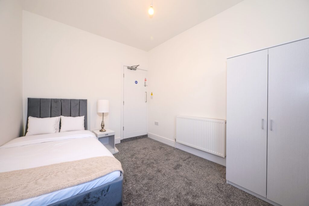 Racey Estates are delighted to present this beautifully finished house share/HMO located in the heart of Newton-le-Willows. This stunning 5 bedroom property offers high-end rooms, ideal for professionals looking for stylish, comfortable living with all bills included.