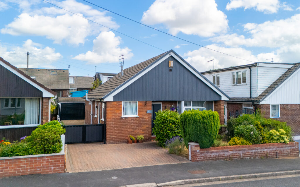 Lovely 3 Bedroom Detached Bungalow For Sale in Newton-le-willows (WA12)