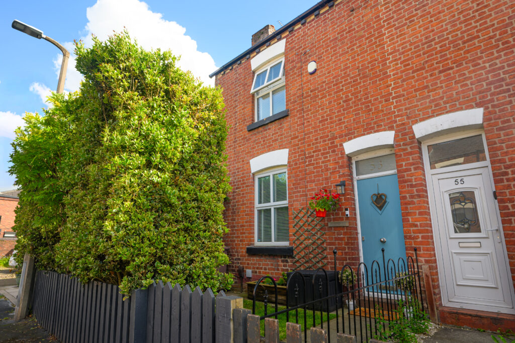 Beautifully Presented 2/3 Bedroom Semi-Detached Home For Sale in Newton-le-Willows (WA12)