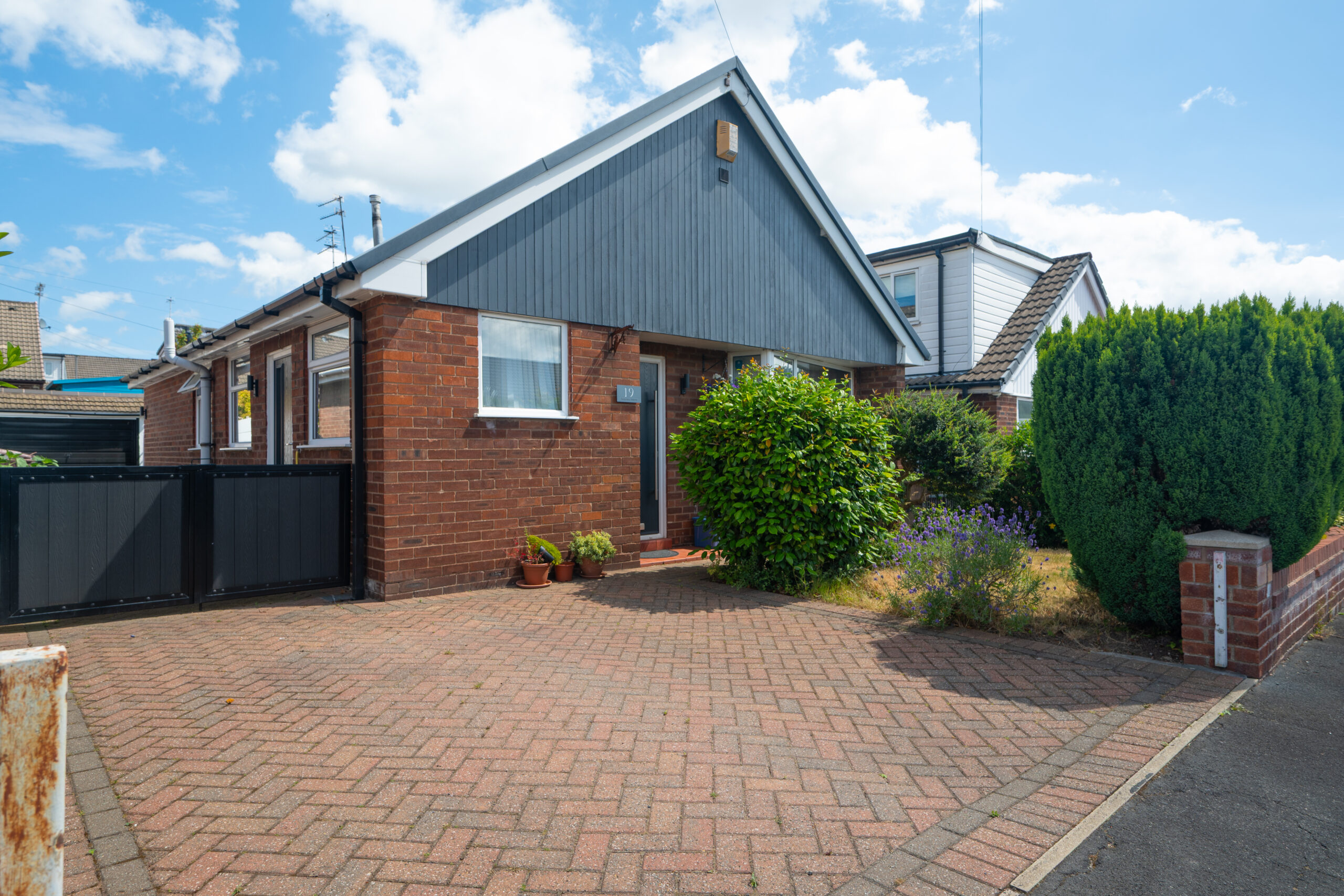 Lovely 3 Bedroom Detached Bungalow For Sale in Newton-le-willows (WA12) Lovely 3 Bedroom Detached Bungalow For Sale in Newton-le-willows (WA12)