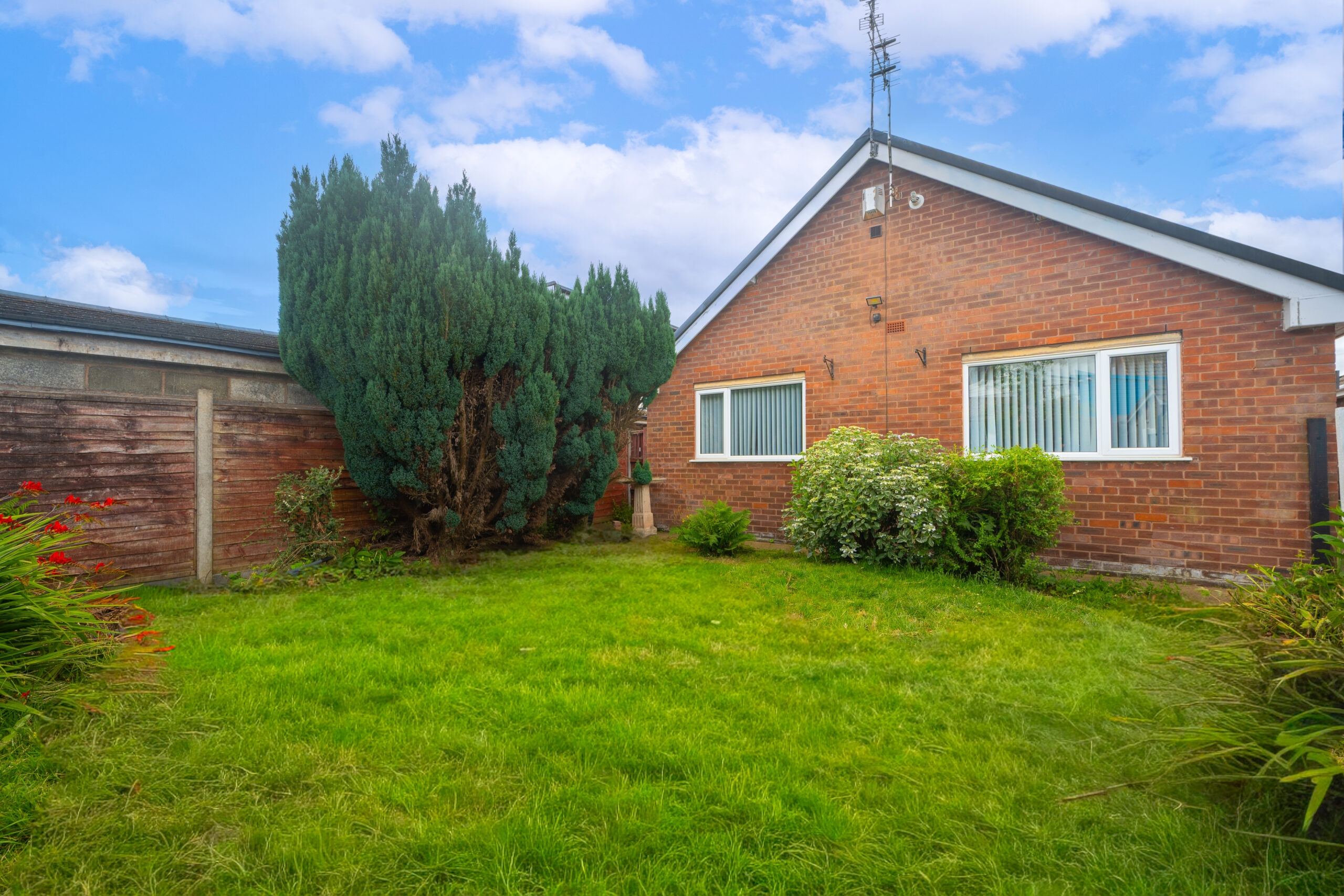 Lovely 3 Bedroom Detached Bungalow For Sale in Newton-le-willows (WA12) Lovely 3 Bedroom Detached Bungalow For Sale in Newton-le-willows (WA12)