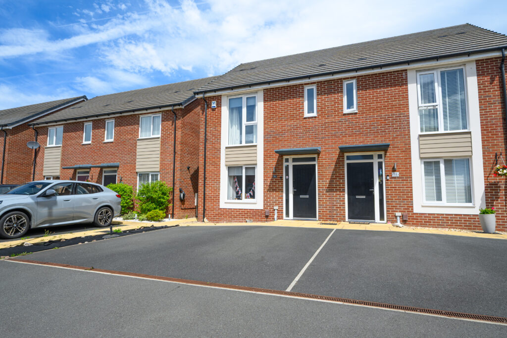 Beautifully Presented 3 Bedroom Semi-Detached Home For Sale in Newton-le-willows (WA12)