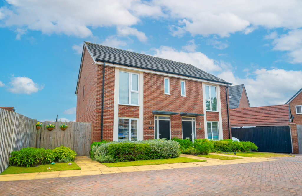 Spacious 3 Bedroom Semi-Detached Home For Sale in Newton-Le-Willows (WA12)