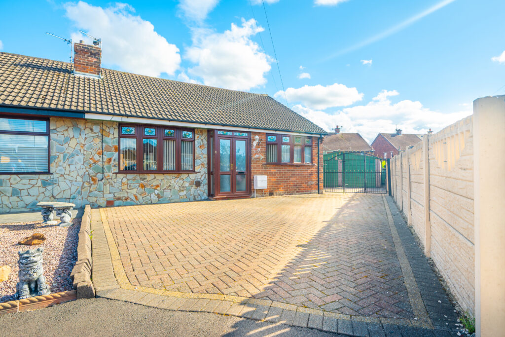 Well-Presented 3-Bedroom Semi-Detached Bungalow For Sale in Newton-Le-Willows (WA12)