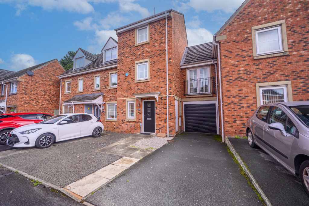 Spacious 3-Bedroom Townhouse For Sale in Newton-Le-Willows (WA12)