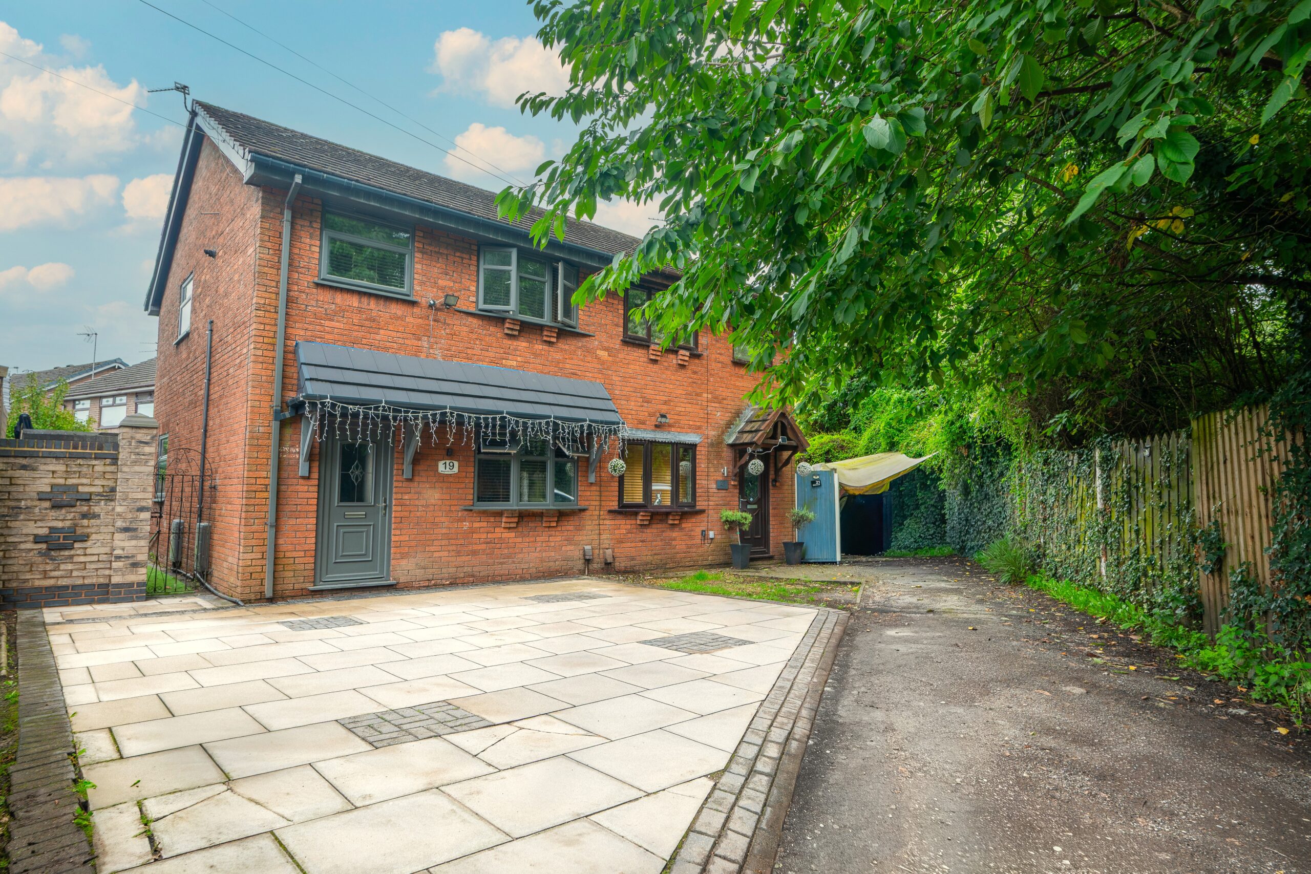 Well-Presented 3 Bedroom Semi-Detached Home For Sale in Haydock (WA11) Well-Presented 3 Bedroom Semi-Detached Home For Sale in Haydock (WA11)